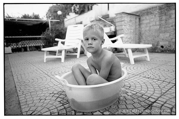 petit garçon dans une bassine - litte boy in a bowl